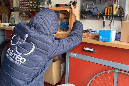 christophe dans l'atelier en train de réparer un mécanisme