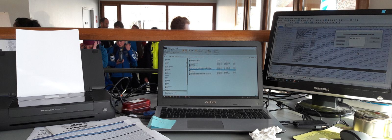 L'équipement d'AniméO pour une prestation de chronoémtrage :
    une imprimante, un PC portable et un écran 27 pouces.