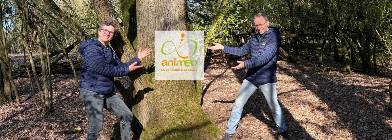 nathalie et christophe en pleine forêt chacun d'un côté du logo AniméO en sur impression.