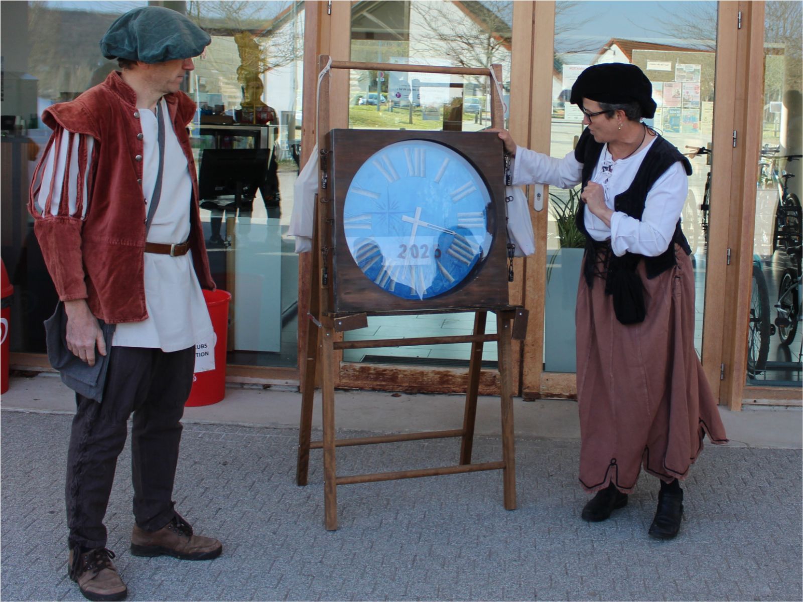 2 acteurs en tenues du XVIème siècle introduisent l'orient'ESCAPE 1587